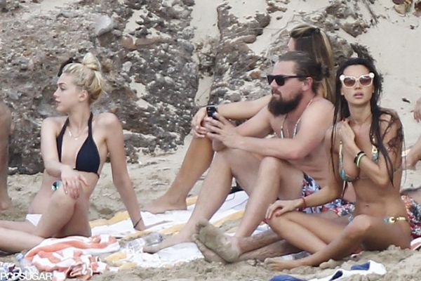 Leonardo DiCaprio tắm biển cùng dàn chân dài 3