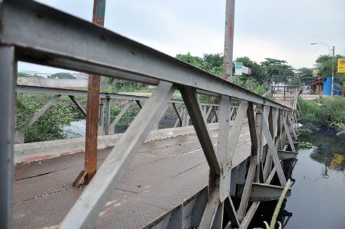 Người Sài Gòn liều mình qua cây cầu “đưa võng” 3