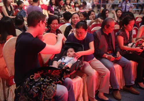 Chồng Đoan Trang lên sân khấu bày tỏ tình cảm với vợ 3