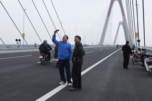 Vi phạm giao thông trên cầu Nhật Tân ngày đầu thông xe 13