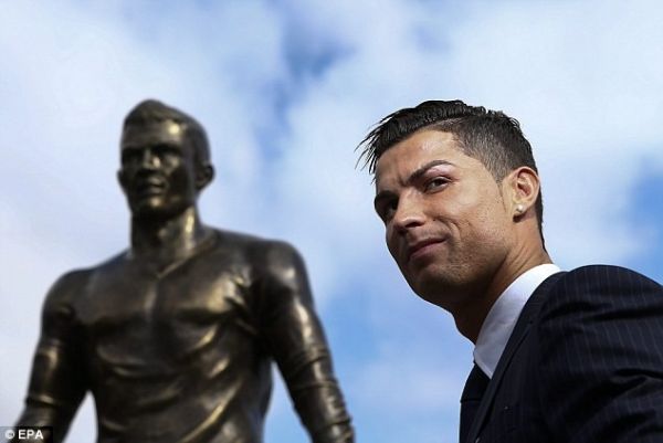 Hàng nghìn fan chen chúc xem lễ dựng tượng Cristiano Ronaldo 7