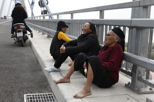 Vi phạm giao thông trên cầu Nhật Tân ngày đầu thông xe 7
