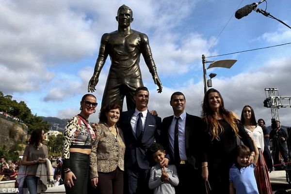 Ronaldo khoe ảnh mặt mèo cùng con trai và bạn gái 2