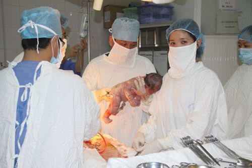 Đón trẻ sơ sinh đầu tiên của năm 2015 tại BV Phụ sản TƯ 4