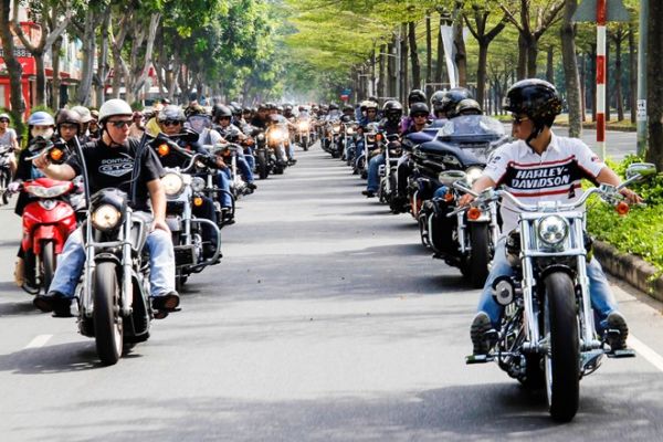 Màn diễu hành đẹp mắt của hàng trăm chiếc mô tô tại Sài Gòn 5