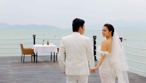 Chồng Nhật Kim Anh mặc váy cầu hôn vợ 16