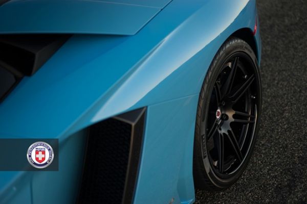 Siêu xe Lamborghini Aventador mui trần nổi bật với bộ vó lạ 6