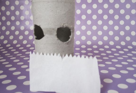 Tái chế lõi giấy cũ thành đèn lồng mặt cú cho Halloween 2