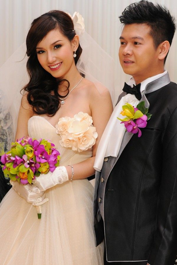 Loạt váy cưới giấu bụng bầu của sao Việt 13