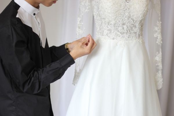 Váy cưới đính 3000 viên pha lê che khéo bụng bầu của Tâm Tít 2