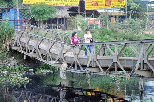 Người Sài Gòn liều mình qua cây cầu “đưa võng” 2