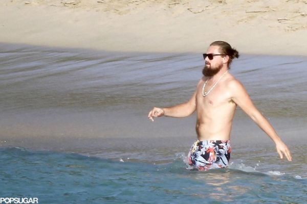 Leonardo DiCaprio tắm biển cùng dàn chân dài 2