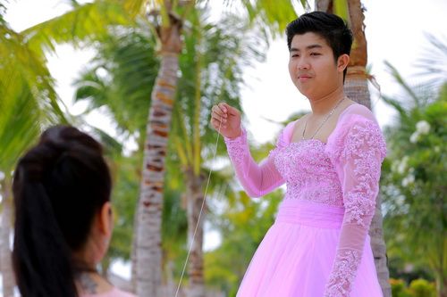 Chồng Nhật Kim Anh mặc váy cầu hôn vợ 13