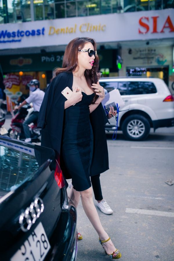 Hồ Ngọc Hà mặc gợi cảm ngồi ghế nóng Fashionista Vietnam 2