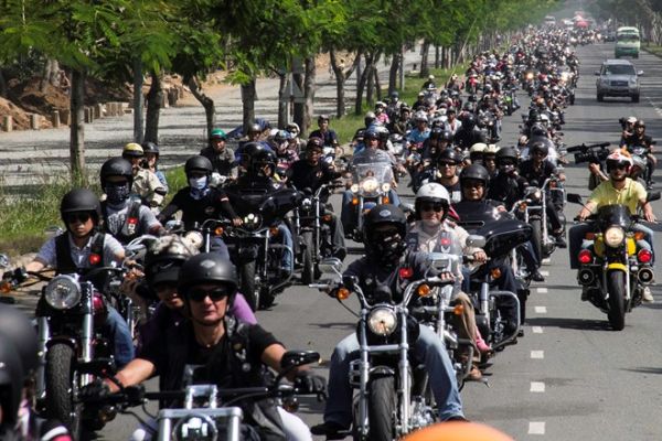 Màn diễu hành đẹp mắt của hàng trăm chiếc mô tô tại Sài Gòn 7