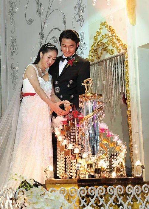 Loạt váy cưới giấu bụng bầu của sao Việt 9