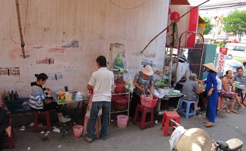 Một xô nước rửa hàng trăm chén dĩa ở Sài Gòn 2