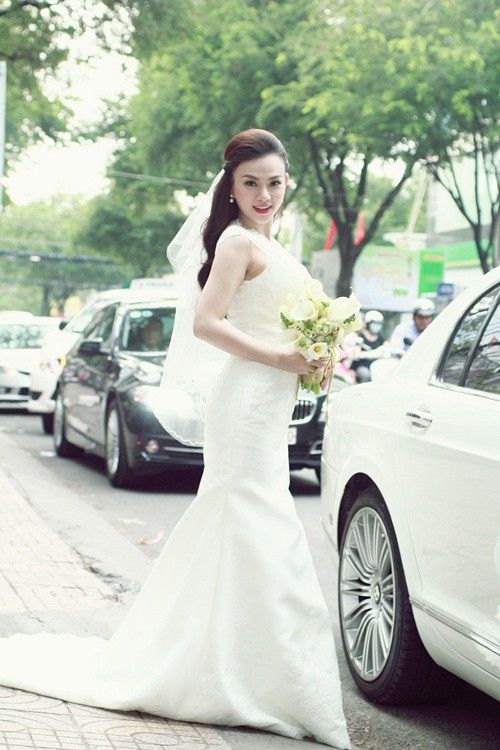 Loạt váy cưới giấu bụng bầu của sao Việt 3