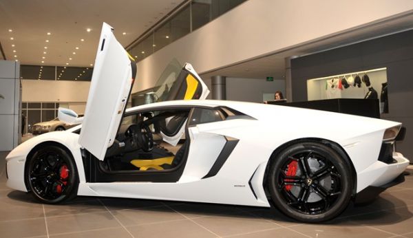 Ảnh chi tiết Lamborghini Aventador chính hãng đầu tiên ở VN 2