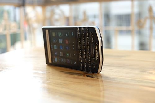 BlackBerry ra mắt điện thoại siêu sang P9983 2
