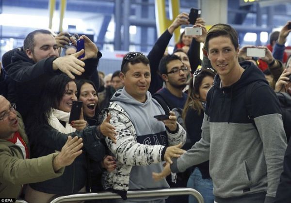 Torres được fan chào đón nồng nhiệt khi trở lại Atletico 2