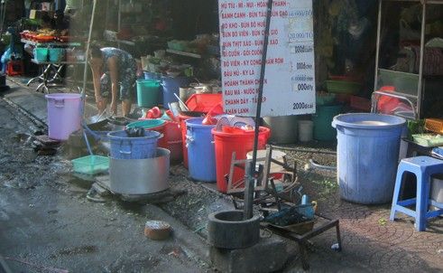 Một xô nước rửa hàng trăm chén dĩa ở Sài Gòn 3