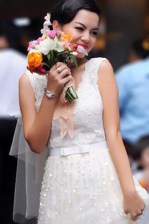 Loạt váy cưới giấu bụng bầu của sao Việt 16