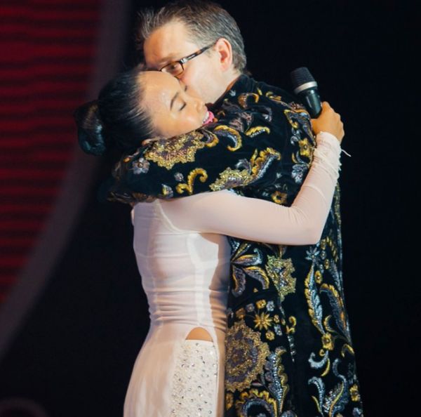 Chồng Tây ôm hôn Đoan Trang trên sân khấu liveshow trực tiếp 3
