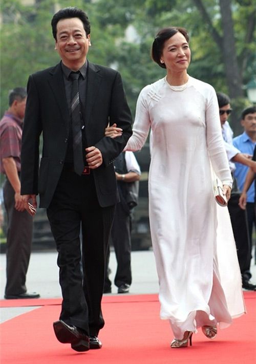 Mẹ chồng Tăng Thanh Hà đầy đặn và quyến rũ với áo dài 8