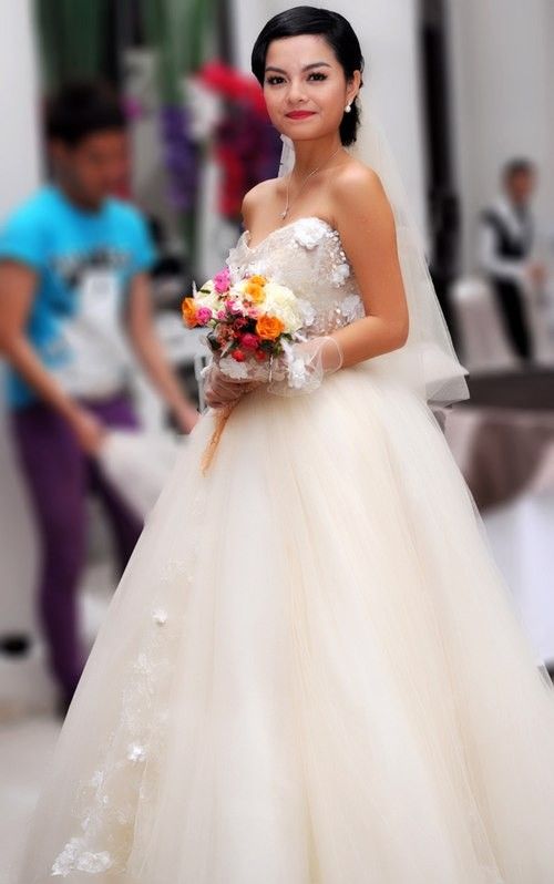 Loạt váy cưới giấu bụng bầu của sao Việt 17
