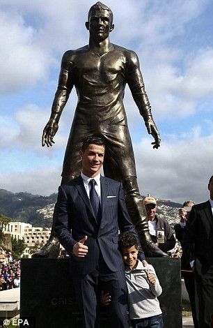 Hàng nghìn fan chen chúc xem lễ dựng tượng Cristiano Ronaldo 4