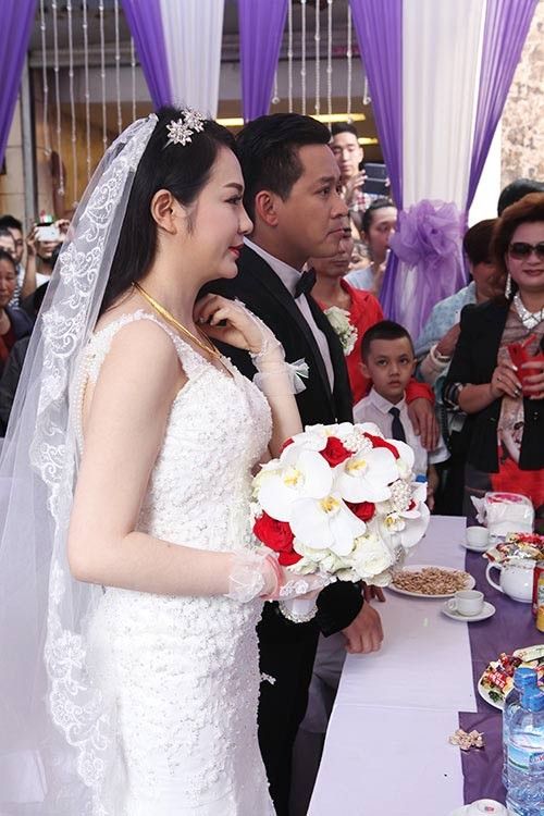 Loạt váy cưới giấu bụng bầu của sao Việt 8