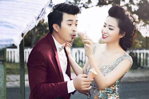 Vợ chồng Lê Khánh ăn bánh tráng vỉa hè sau lễ cưới 2