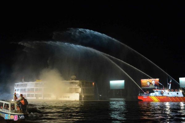 Diễn tập ứng cứu tàu du lịch bốc cháy trên sông Sài Gòn 9