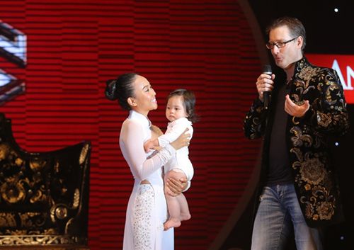 Chồng Đoan Trang lên sân khấu bày tỏ tình cảm với vợ 2