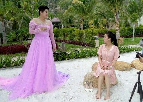 Chồng Nhật Kim Anh mặc váy cầu hôn vợ 12