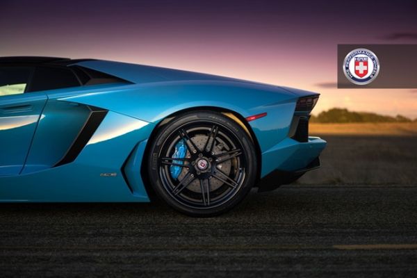 Siêu xe Lamborghini Aventador mui trần nổi bật với bộ vó lạ 5