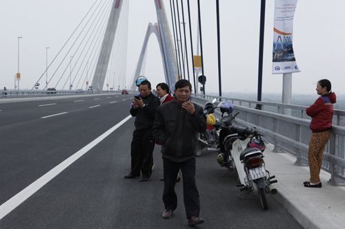 Vi phạm giao thông trên cầu Nhật Tân ngày đầu thông xe 12