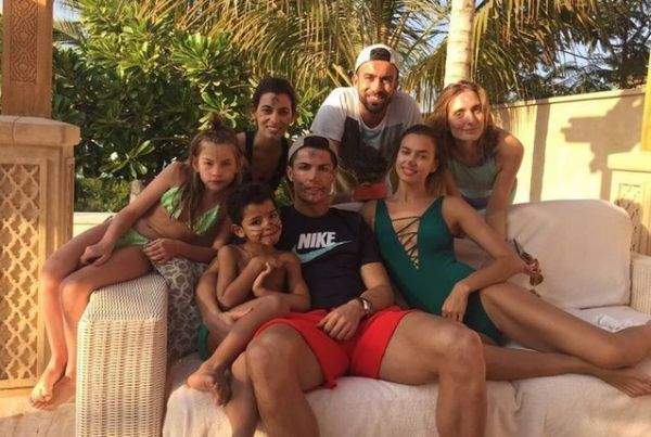Ronaldo hào hứng cùng gia đình khám phá Dubai 2