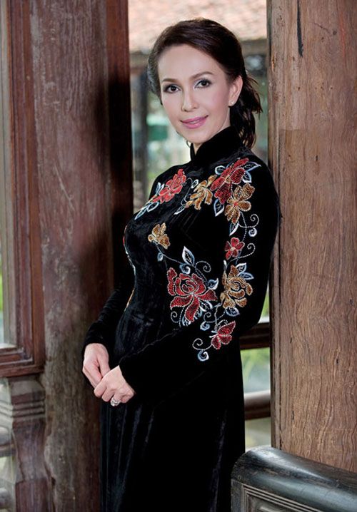 Mẹ chồng Tăng Thanh Hà đầy đặn và quyến rũ với áo dài 12
