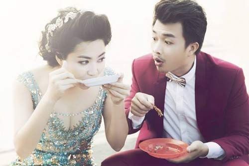 Vợ chồng Lê Khánh ăn bánh tráng vỉa hè sau lễ cưới 3