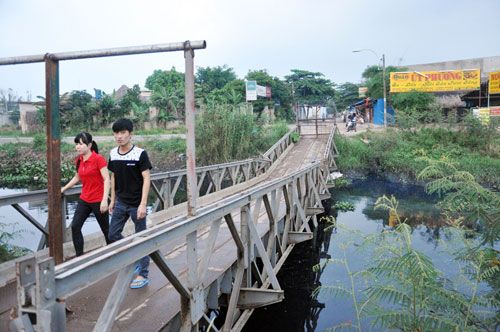 Người Sài Gòn liều mình qua cây cầu “đưa võng” 6