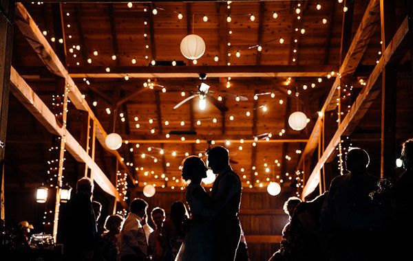 Cách sử dụng ánh sáng để làm tiệc cưới tối siêu lung linh 11