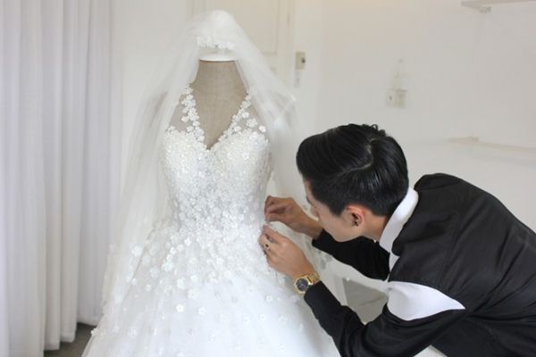 Váy cưới đính 3000 viên pha lê che khéo bụng bầu của Tâm Tít 9