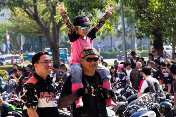 Màn diễu hành đẹp mắt của hàng trăm chiếc mô tô tại Sài Gòn 13