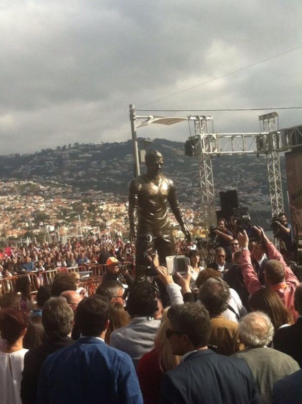 Hàng nghìn fan chen chúc xem lễ dựng tượng Cristiano Ronaldo 2
