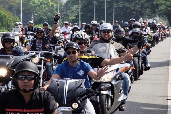 Màn diễu hành đẹp mắt của hàng trăm chiếc mô tô tại Sài Gòn 14