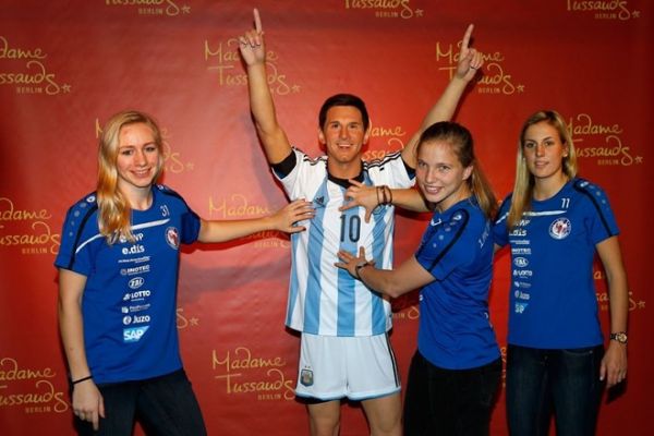 ‘Lionel Messi giả’ khiến fan nữ thích thú 6