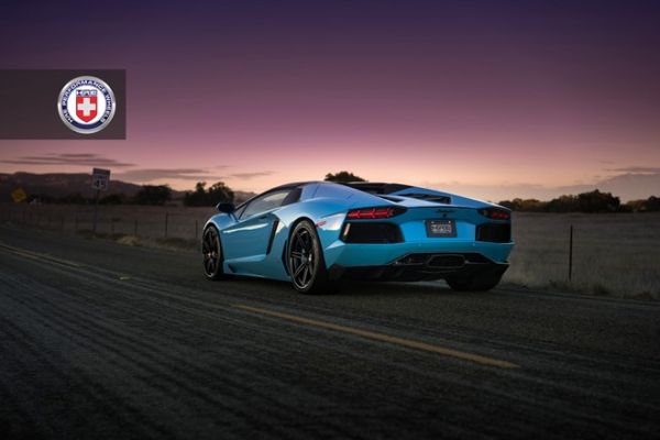 Siêu xe Lamborghini Aventador mui trần nổi bật với bộ vó lạ 3