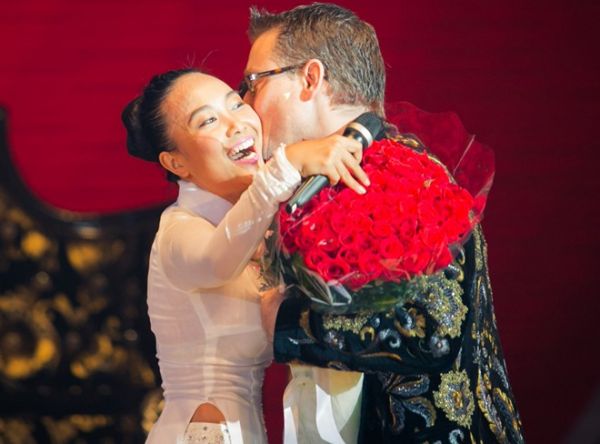 Chồng Tây ôm hôn Đoan Trang trên sân khấu liveshow trực tiếp 2